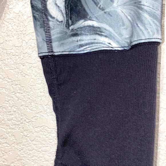 ALO Yoga Black Marble Goddess legging size S (4-6) - Picture 6 of 12